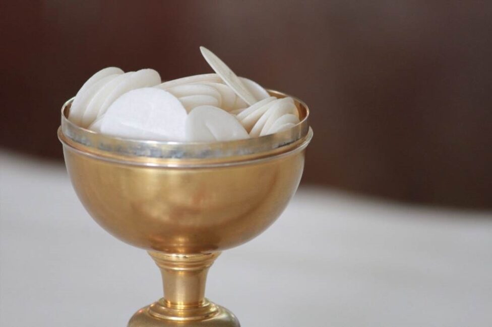 Jak zorganizować dostawę i termin realizacji zaproszeń