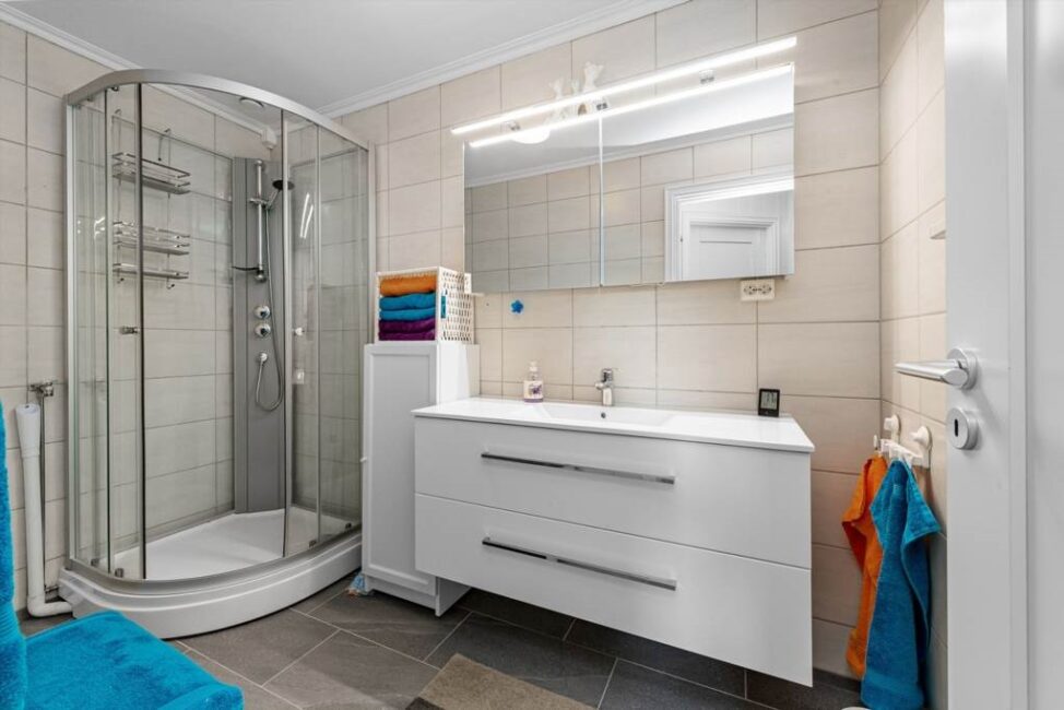 Otwieranie obudowy słuchawki prysznicowej