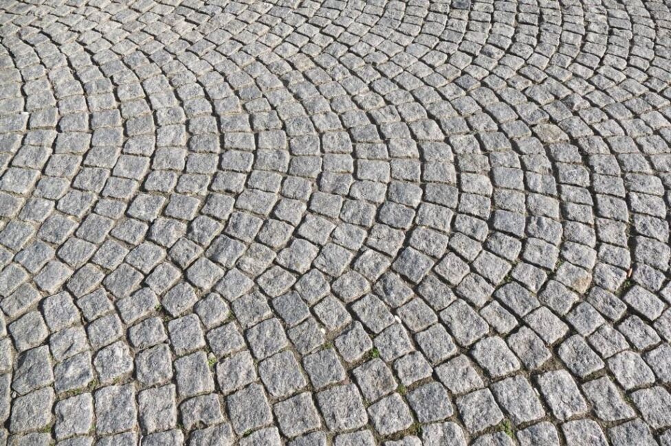 Przegląd popularnych wzorów układania płytek na chodniku