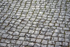 Układanie płytek na chodniku wokół roślin i kwiatów